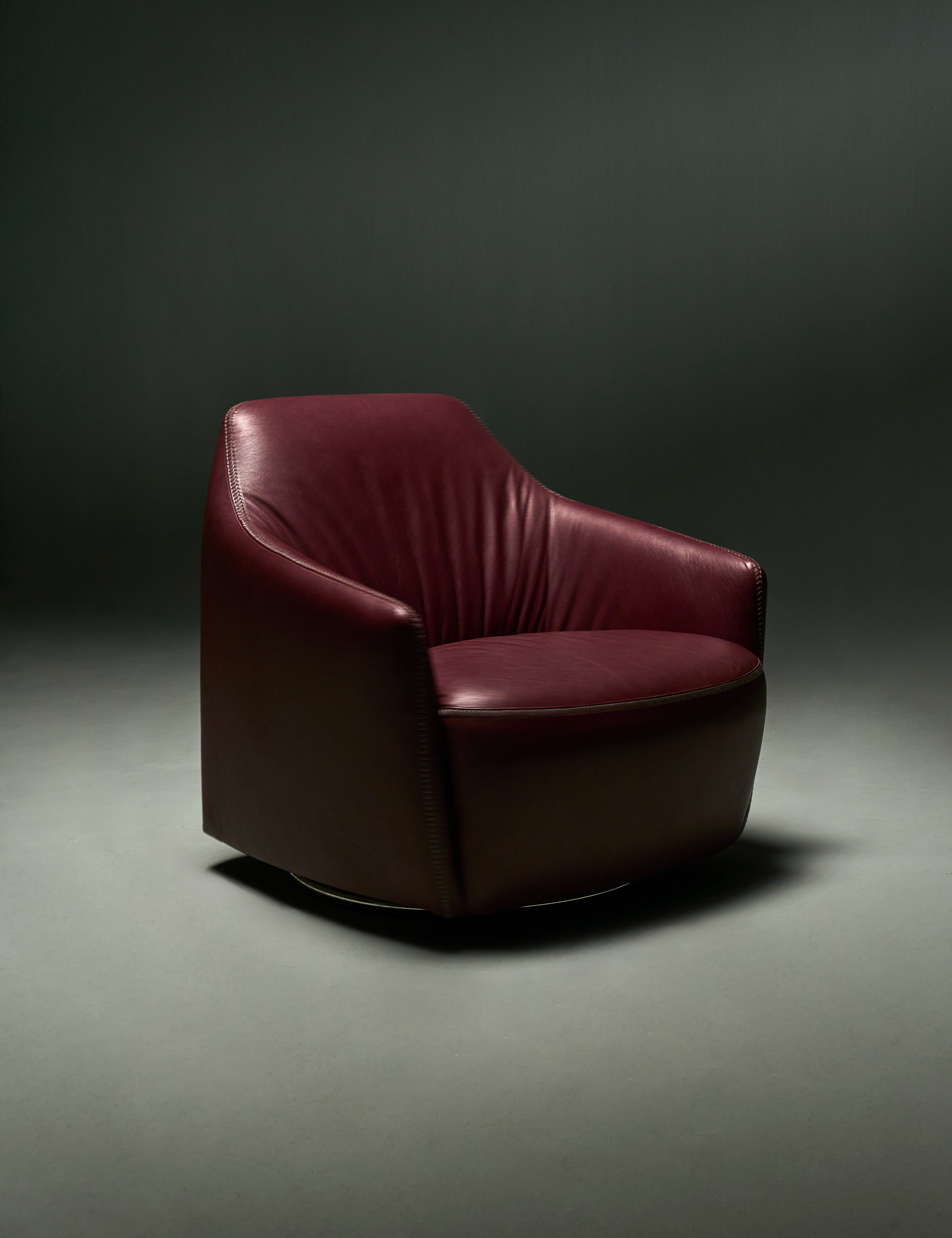 Windsor Low armchair in burgundy genuine leather with low backrest and rounded silhouette.